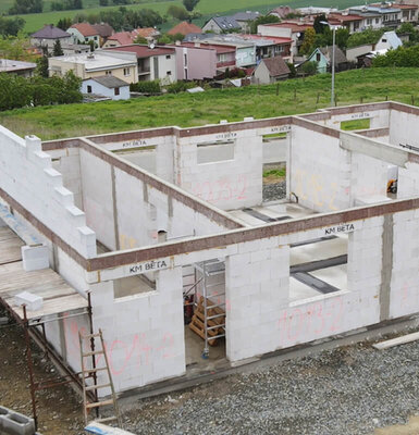 Dokončená stavba z cihlových stěn