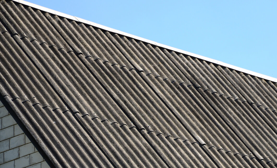 Jak poznat eternit s azbestem? Nepodceňte riziko eternitové střechy