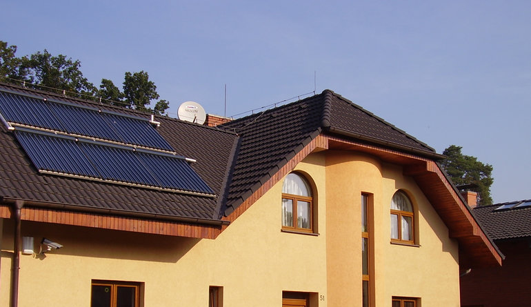střešní krytina administrativní budovy s fotovoltaickými panely 