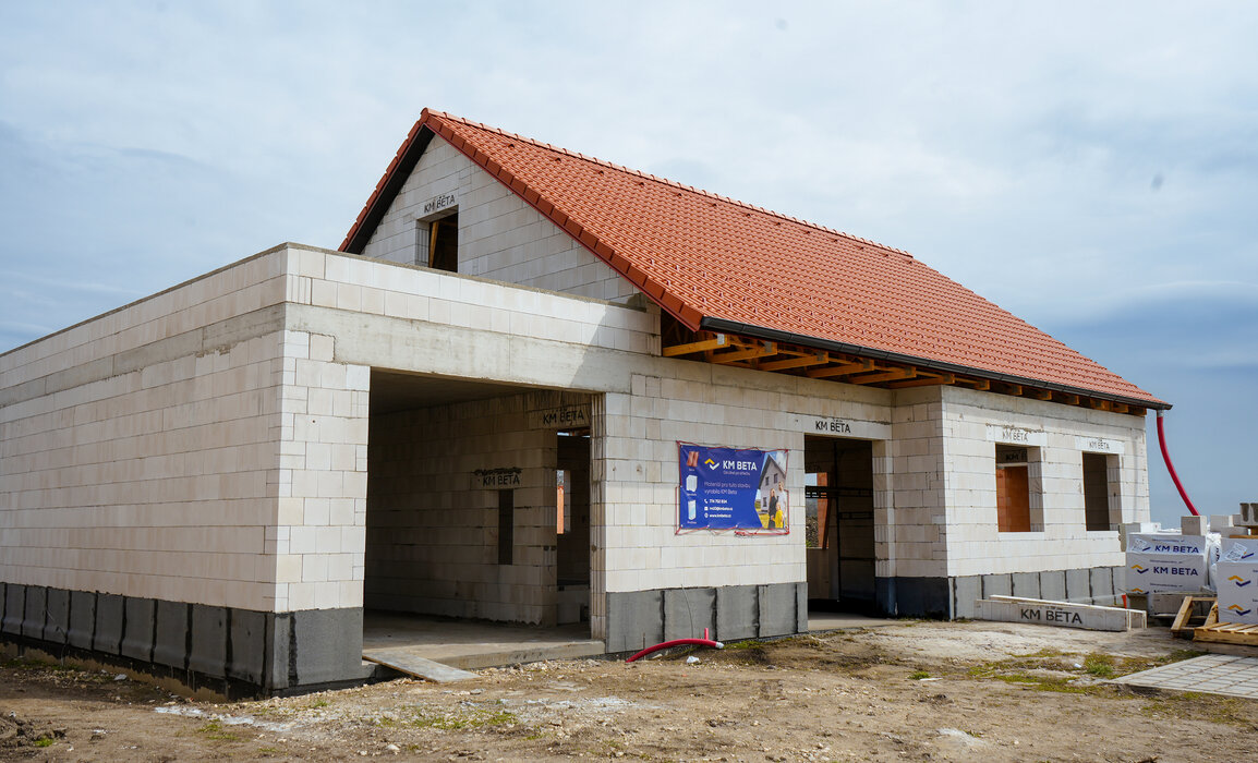 Stavba domu krok za krokem: na co myslet dřív, než kopnete do země