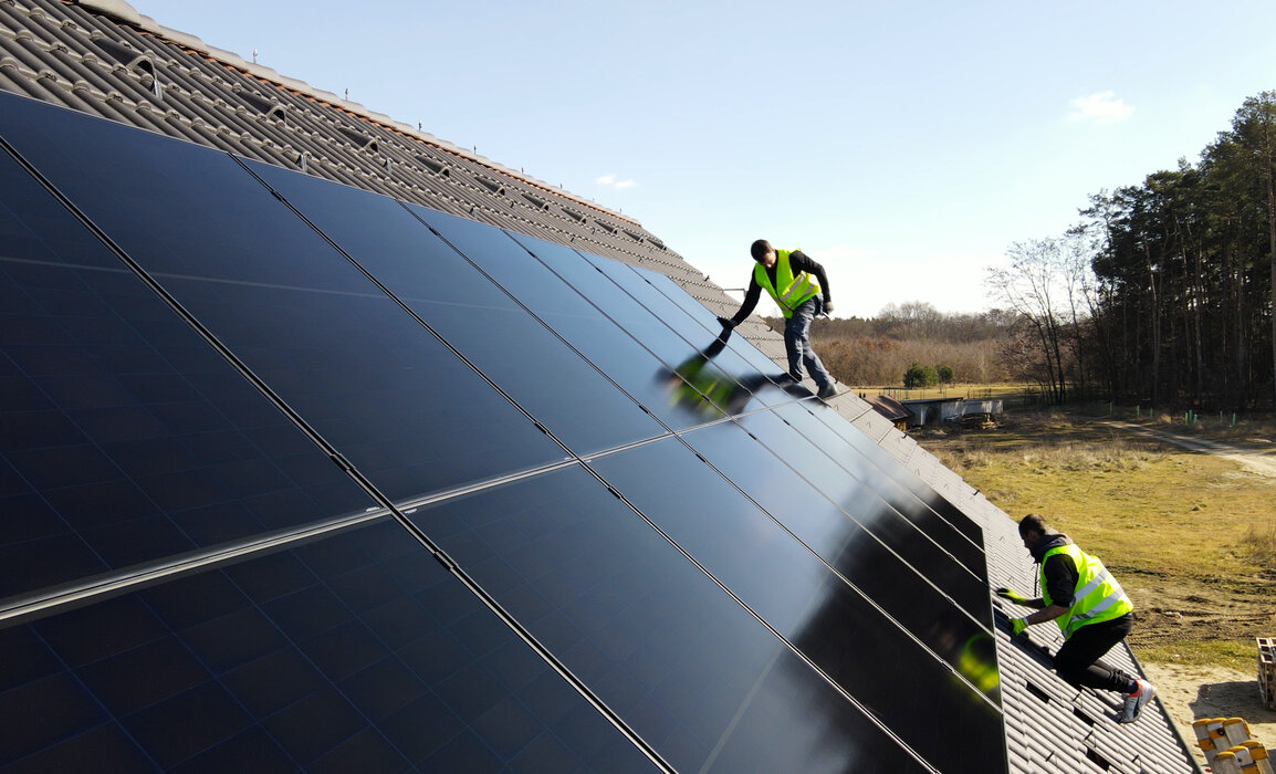 Uvažujete o montáži fotovoltaických panelů? Nejdříve si posviťte na střechu