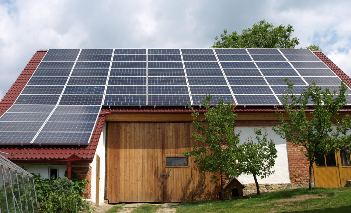 Uvažujete o montáži fotovoltaických panelů? Nejdříve si posviťte na střechu