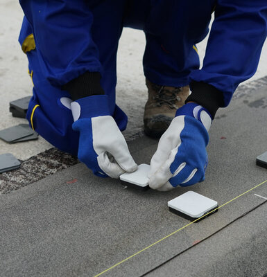 Zaměření základové desky a osazení distančních podložek na základovou desku