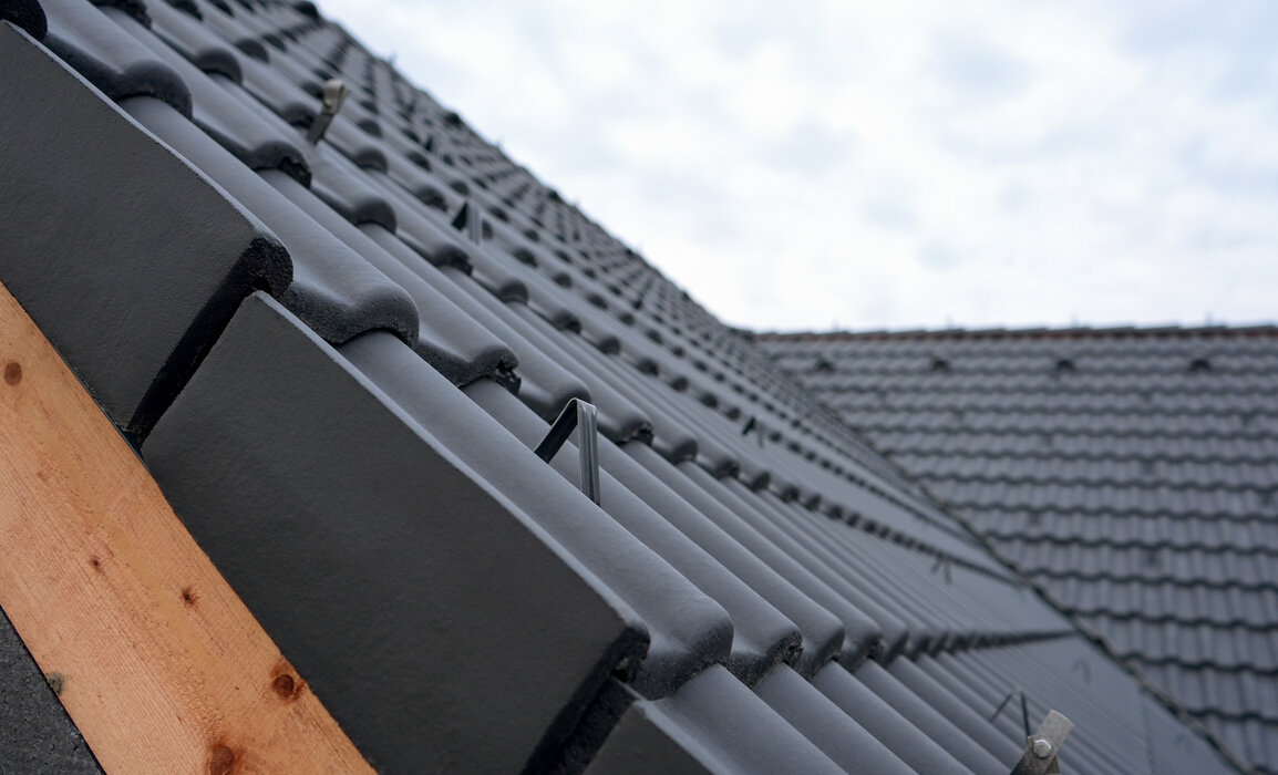 Cena střechy 200 m2? Proč nestačí vynásobit plochu cenou tašek