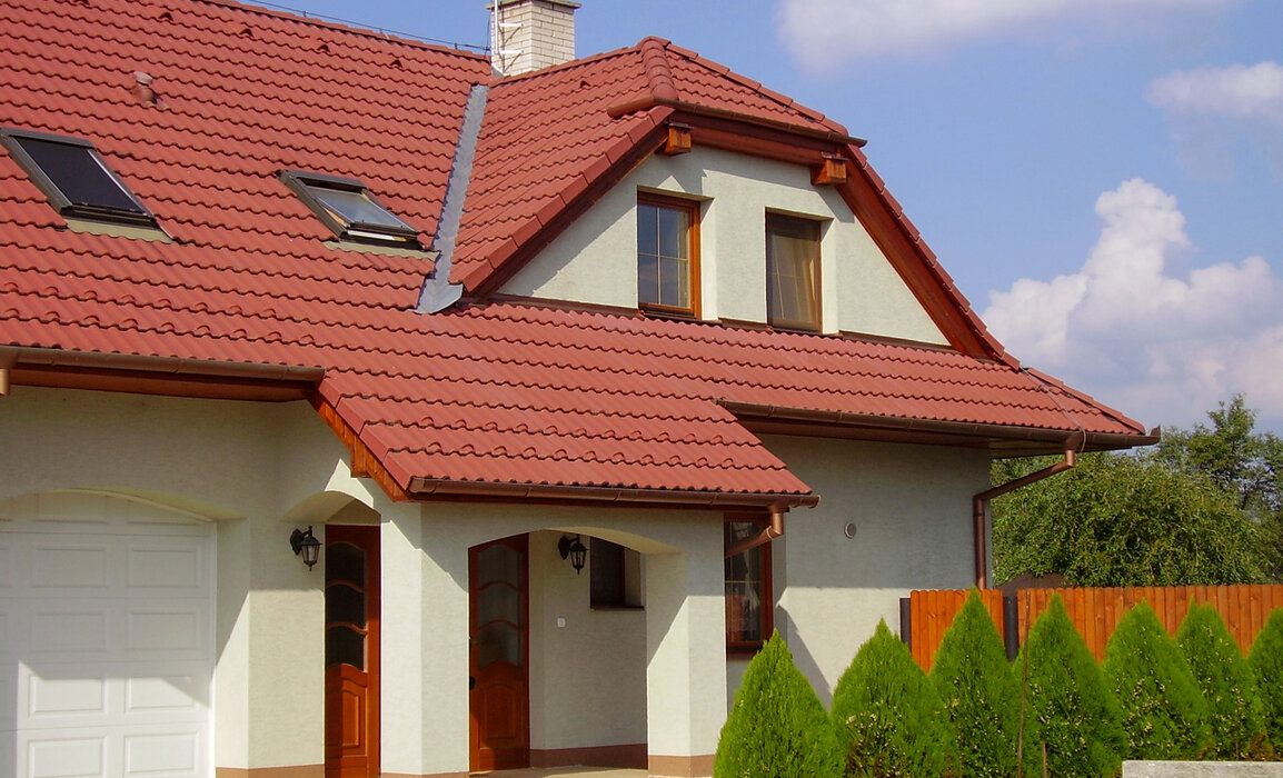 Elegantní střecha ve višňové barvě