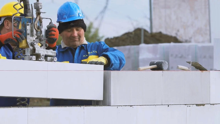 Stavební firma zachycená při práci s cihlami Sendwix