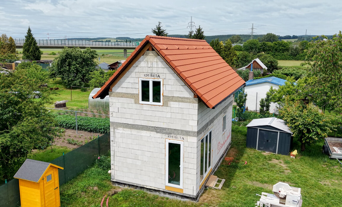 Minimální velikost pozemku pro stavbu rodinného domu? Mýtus o 800 metrech čtverečních stále žije